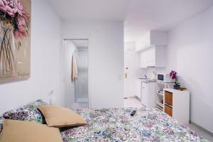 een witte kamer met een bed en een keuken bij Rio Mar Studio reformado marzo 2024 in Empuriabrava