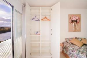 een kleine slaapkamer met een bed en een raam bij Rio Mar Studio reformado marzo 2024 in Empuriabrava