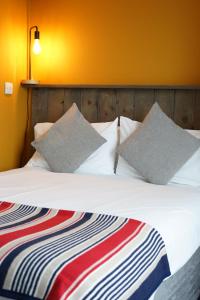 Cama ou camas em um quarto em Elemental Surf Lodge