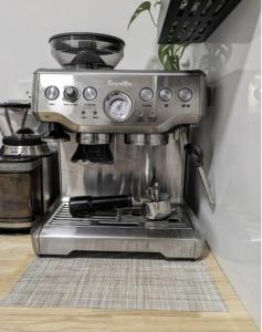 une cafetière assise au-dessus d'une table dans l'établissement Union Square Sanctuary - Chic One Bedroom Retreat in Downtown Manhattan, à New York