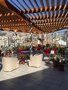 eine Terrasse mit Tischen und Stühlen auf dem Dach in der Unterkunft Eco Hostal Offenbacher-Hof in Viña del Mar