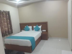 A bed or beds in a room at Kanmani Elite- A Perfect Home