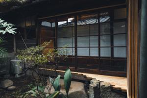 Casa con porche de madera y ventana en Johns House じょんのやど, en Himeji