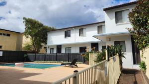 Piscina a Between the Beach Flags, Luxury Family Hideaway - Recent Reno o a prop