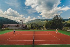 Instalaciones para jugar a tenis o squash en Korunka o alrededores