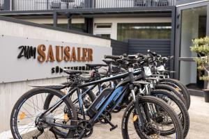 a row of bikes parked in front of a building at zum Sausaler - Boutique Hotel-Pension Südsteiermark in Sankt Nikolai im Sausal