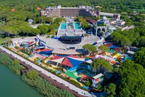 uma vista superior de um parque de diversões com um parque aquático em Xanadu Resort - High Class All Inclusive em Belek