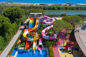 uma imagem de um parque aquático com um escorrega aquático em Xanadu Resort - High Class All Inclusive em Belek