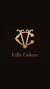 een gouden logo met een letter viii caraffe bij VILLA CABARE Apartments&Rooms in Durrës