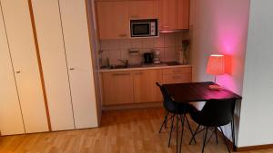 Una cocina o kitchenette en 2 Zimmer Wohnung am Milaneo Stadtmitte HBF Stuttgart