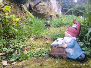 une statue d'un lapin assise sur une boîte dans un jardin dans l'établissement Ferienhaus The Himmelsteig, à Sasbachwalden