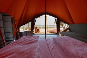 Una cama o camas en una habitación de Glamping Camp Faro