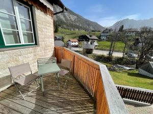 een patio met stoelen en een tafel op een balkon bij Haus Frey in Altaussee