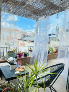 a patio with a table and chairs on a balcony at Sweet Atic in Sitges