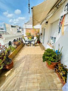 a patio with a table and chairs on a balcony at Sweet Atic in Sitges