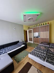 sala de estar con 2 camas y sofá en Casa Victoria, en Pécs