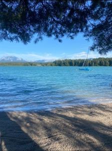 un voilier au milieu d'un lac dans l'établissement Faakersee Seahouse mit Privat Strand -Only Sa-Sa, à Faak am See