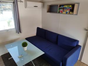 Кът за сядане в Mobil home 6 à 8 personnes Camping Les Cigales Le Muy