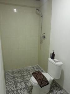 La salle de bains est pourvue d'une douche et de toilettes. dans l'établissement Jogja Amor Hotel, à Demangan