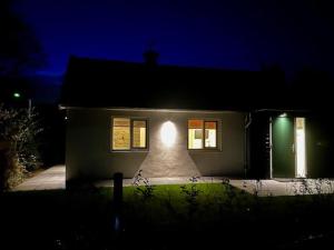 een huis met 's nachts licht bij De Egelburcht in Garderen