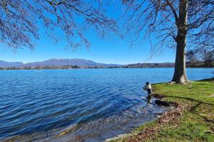 CadrezzateにあるCasa Maddalena Private Beach Upon Reques - Happy Rentalsの木と水の湖の景色