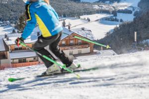 Rifugio La Para في سان فيجيليو دي ماريبْ: الشخص يتزحلق على منحدر مغطى بالثلج