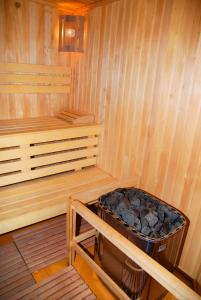 una sauna con vasca e panca di 7 Days Hotel Kamyanets-Podilskyi a Kam"janec'-Podil's'kyj