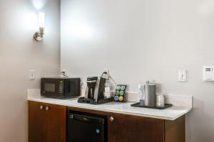 een keuken met een magnetron en een koffiezetapparaat op een aanrecht bij Holiday Inn Express Hotel & Suites Salina, an IHG Hotel in Salina