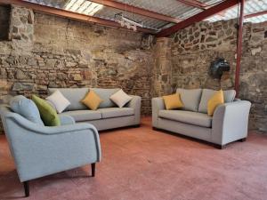 A seating area at Central Hostel San Sebastian