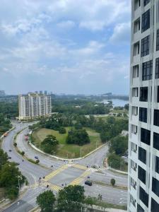 - Vistas a la autopista desde un edificio alto en Non Smoking Theda Antara Putrajaya with Wifi and Netflix, en Putrajaya