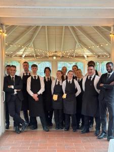 Eine Gruppe von Leuten, die sich für ein Bild auf einer Hochzeit ausgeben. in der Unterkunft Bes Hotel Bergamo Cologno al Serio in Cologno al Serio