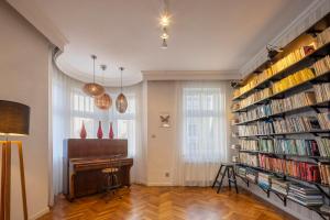 Perpustakaan di vila ini