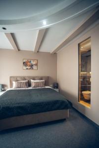 een slaapkamer met een groot bed en een raam bij Apart4you Hotel in Chişinău