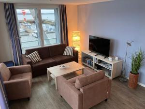 Sala de estar con 2 sofás y TV en Apartmenthaus Hafenspitze Ap 10 - "Borbyblick" - Blickrichtung Hafen und offene See - a72335, en Eckernförde