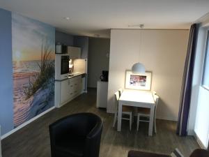 sala de estar con mesa y cocina en Apartmenthaus Hafenspitze Ap 10 - "Borbyblick" - Blickrichtung Hafen und offene See - a72335, en Eckernförde