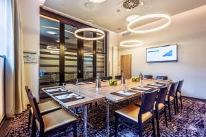 uma sala de conferências com uma mesa longa e cadeiras em CityClass Hotel Alter Markt em Colónia