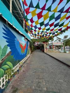 um edifício com um dossel colorido sobre uma rua em Posada Amaripucci em San Andrés