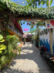 um beco com uma scooter estacionada em frente a um edifício em Posada Amaripucci em San Andrés