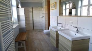 Ванна кімната в 5-Sterne-Ferienwohnung mit Sauna am Wasser für Naturliebhaber und Wassersportler