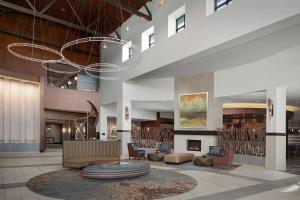 Un lugar para sentarse en Embassy Suites Springfield