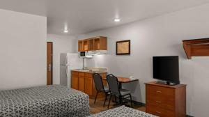 O bucătărie sau chicinetă la WoodSpring Suites Evansville