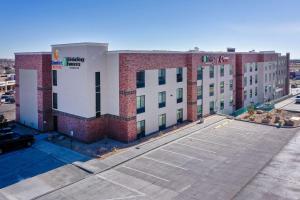 un aparcamiento vacío frente a un edificio en Comfort Suites Colorado Springs East - Medical Center Area, en Colorado Springs