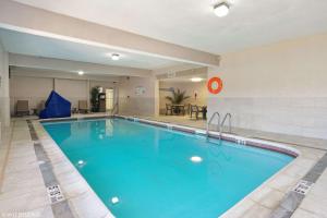 Sundlaugin á Quality Inn & Suites Morgantown - University Area eða í nágrenninu