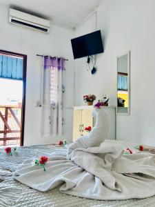 a white bed with a white towel on it at Pousada Cafe e Mar Jeri in Jericoacoara