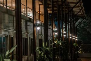 un bâtiment éclairé la nuit avec des lumières dans l'établissement Mulyo Hotel, à Port Dickson