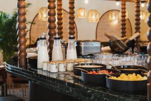 - un buffet avec de la nourriture et des boissons sur une table dans l'établissement Crowne Plaza Lyon - Cité Internationale, à Lyon