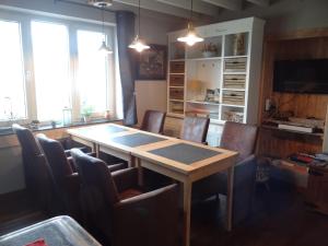 a dining room with a table and chairs at B&B Le bruissement in Bièvre