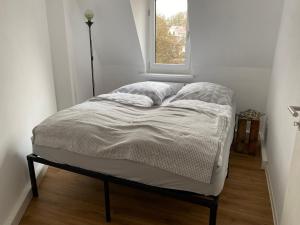 uma cama num quarto com uma janela em Stilvolles Appartement im Herzen Bambergs em Bamberg