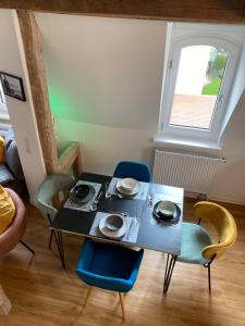 uma sala de jantar com uma mesa e cadeiras azuis em Stilvolles Appartement im Herzen Bambergs em Bamberg