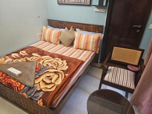 een bed met een deken en kussens erop bij Sky Bloom Luxury Homestay in New Delhi